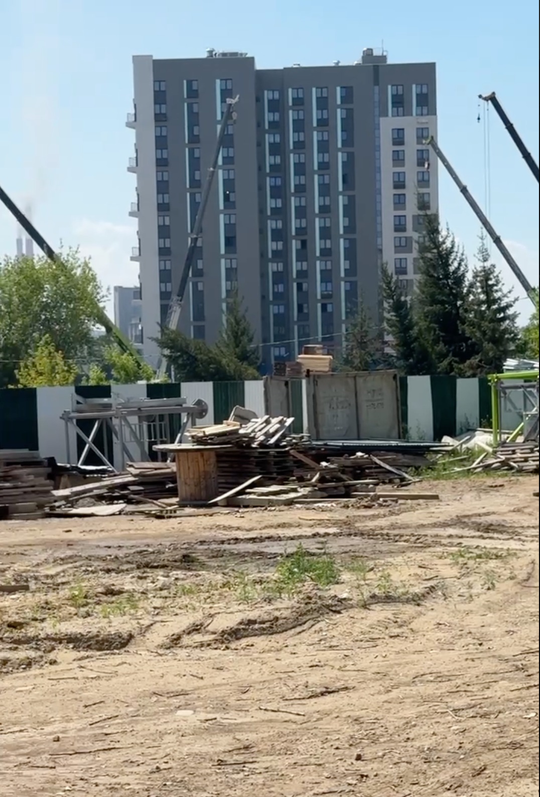 Реальный участок: краны и башни