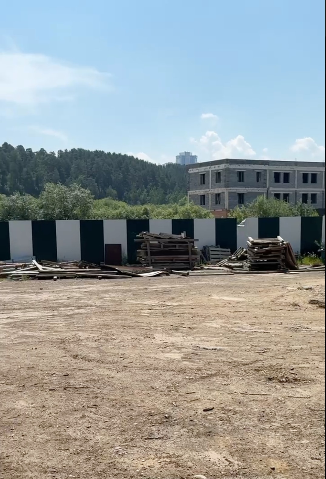 Реальный участок: жилые высотки рядом