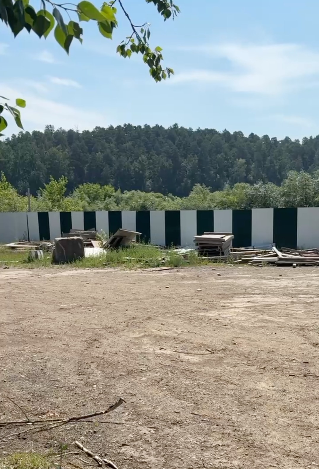 Реальный участок: широкий природный фон и застройка